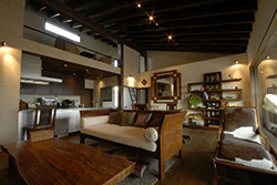 バリ島で購入した家具が配置されたアジアンリゾートの雰囲気をもつリビングダイニング